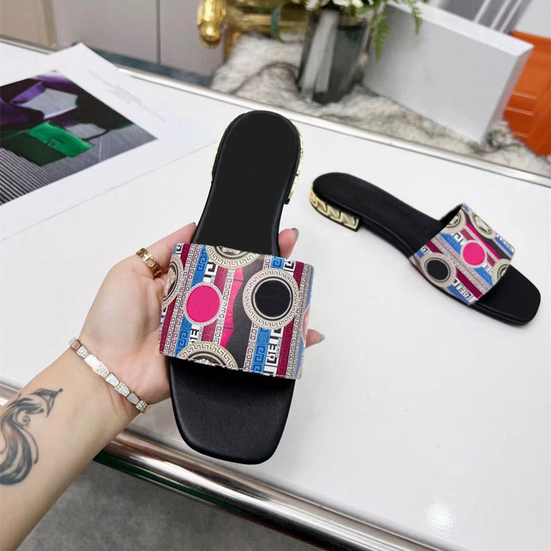 

Brand Ladies Summer Slippers Flat Heel Designer Fashion Versatile Leather Sandals Casual Comfort Flip-Flops Size 35-44, Shoe box