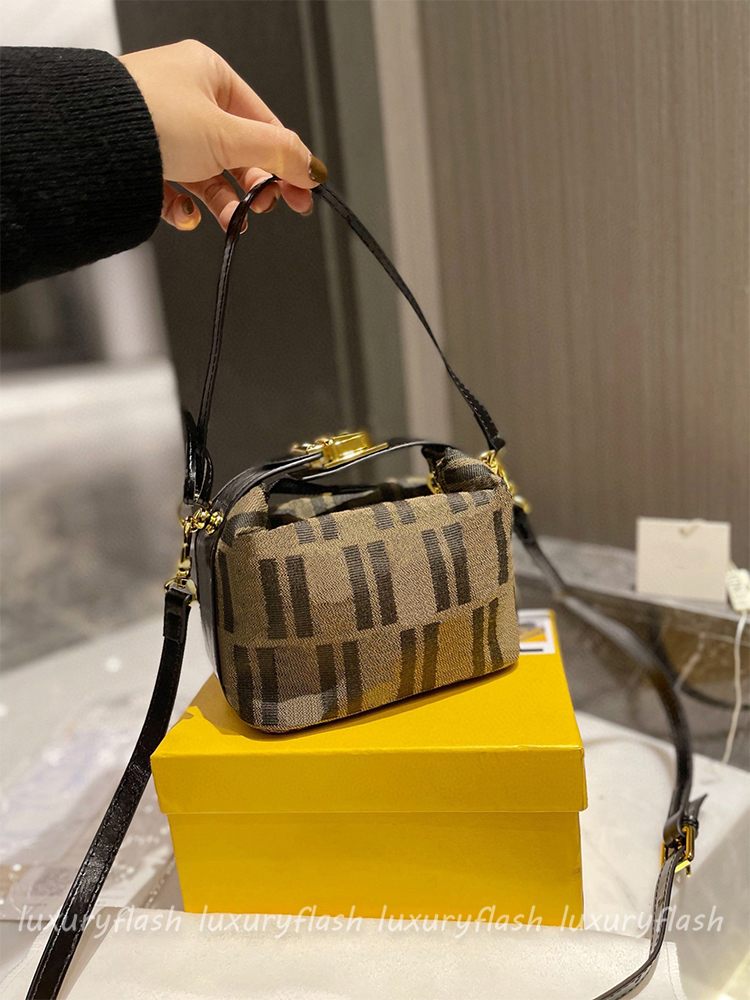 

New Womens Mini Handbags Designer Shouler Crossbody Bags Vintage Luxurys All-match High-quality Bucket Bag 22SS Small Lunch Box Purses, Black