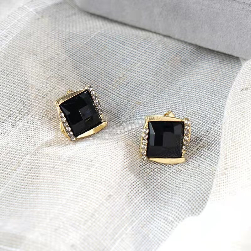 

Simple Temperament and Versatile Black Square Earrings S925 Silver Needle Version New Minority High Sense