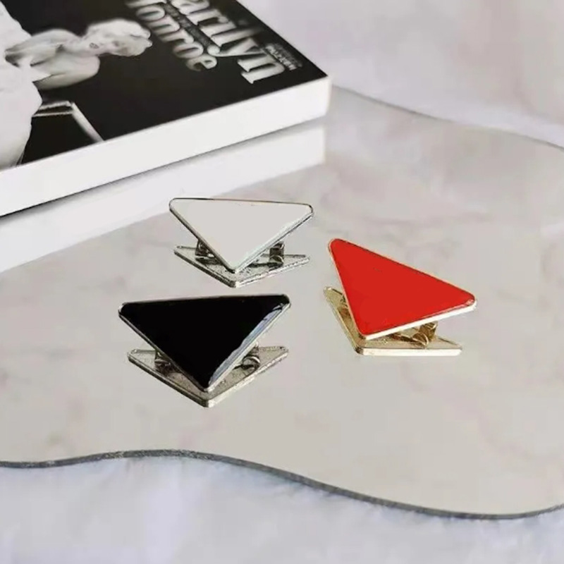 

Classic Designer Brooch Pins Men Women Luxury Triangle Brooches Fashion Suit Dress Bags Pins For Womens Designers Jewelry No Box 2204125WU