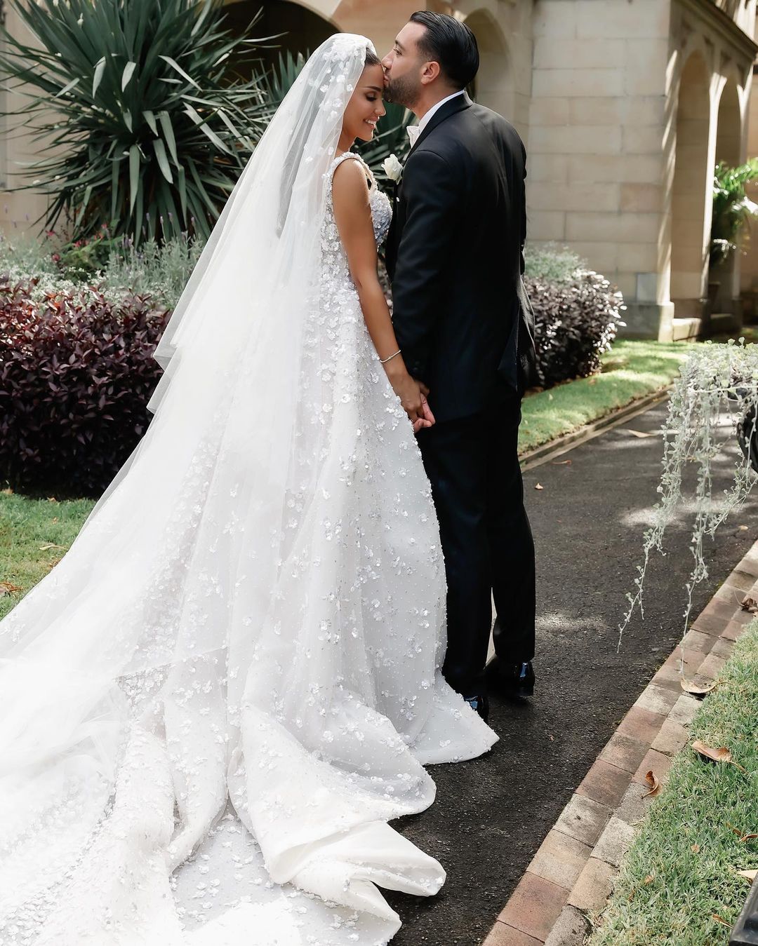 Elegant Lace Ball Gown Wedding Dress Sexy V Neck Spaghetti Straps Sleeveless Sequins Appliques Beaded Custom Floor Length Made Satin Bridal Dress