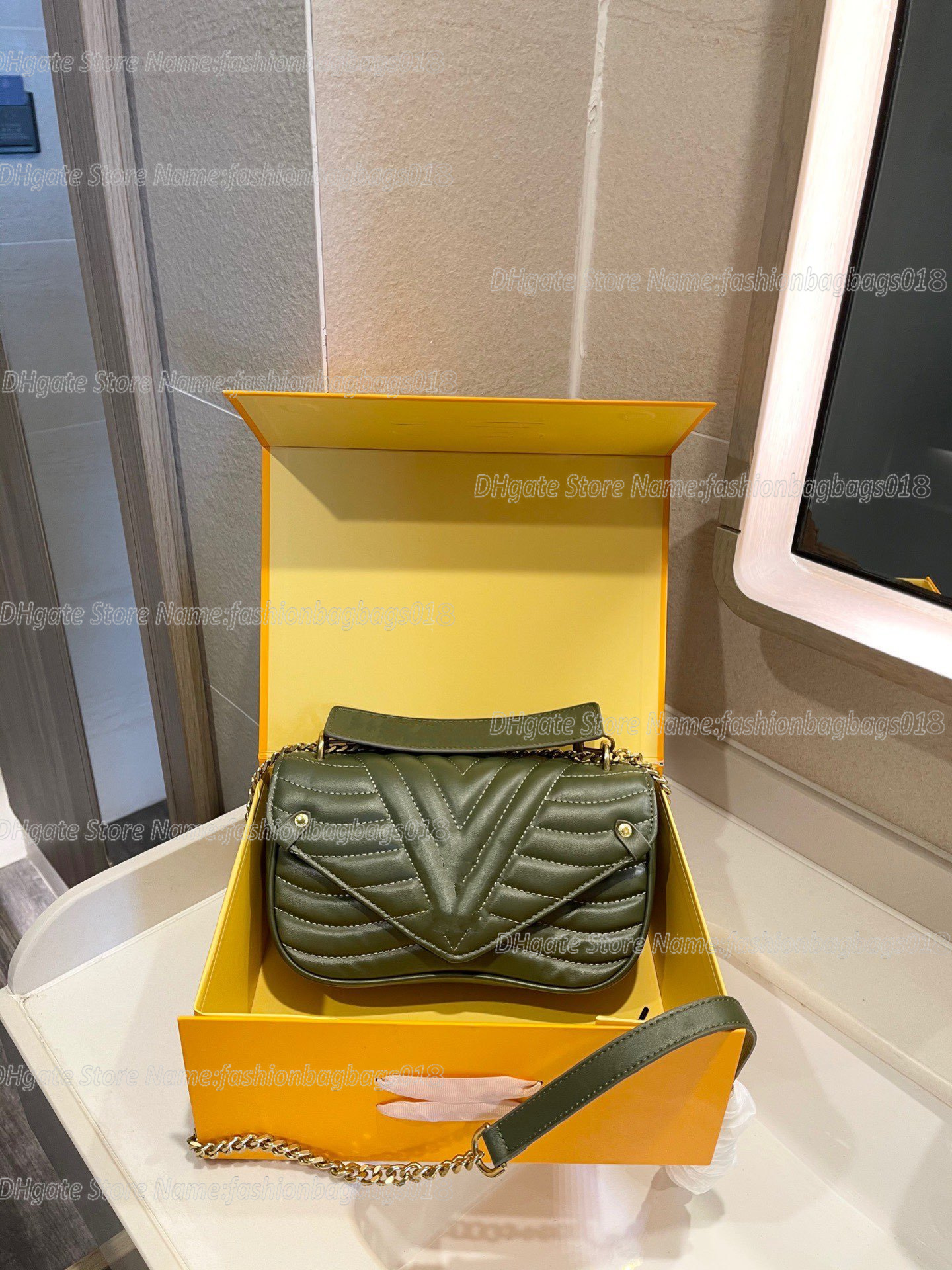 

WAVE CHAIN BAG PM fashionable Shoulder Bags colorful logo Quilted Leather Deep-black Noir Flap M51498 Luxurys designers Cross Body Bag