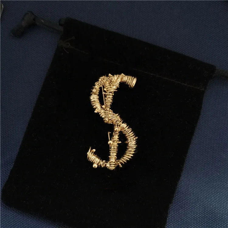 

Wholesales brooch European and American high quality designer fashion letter gold brooch for women menluxury wedding jewelry