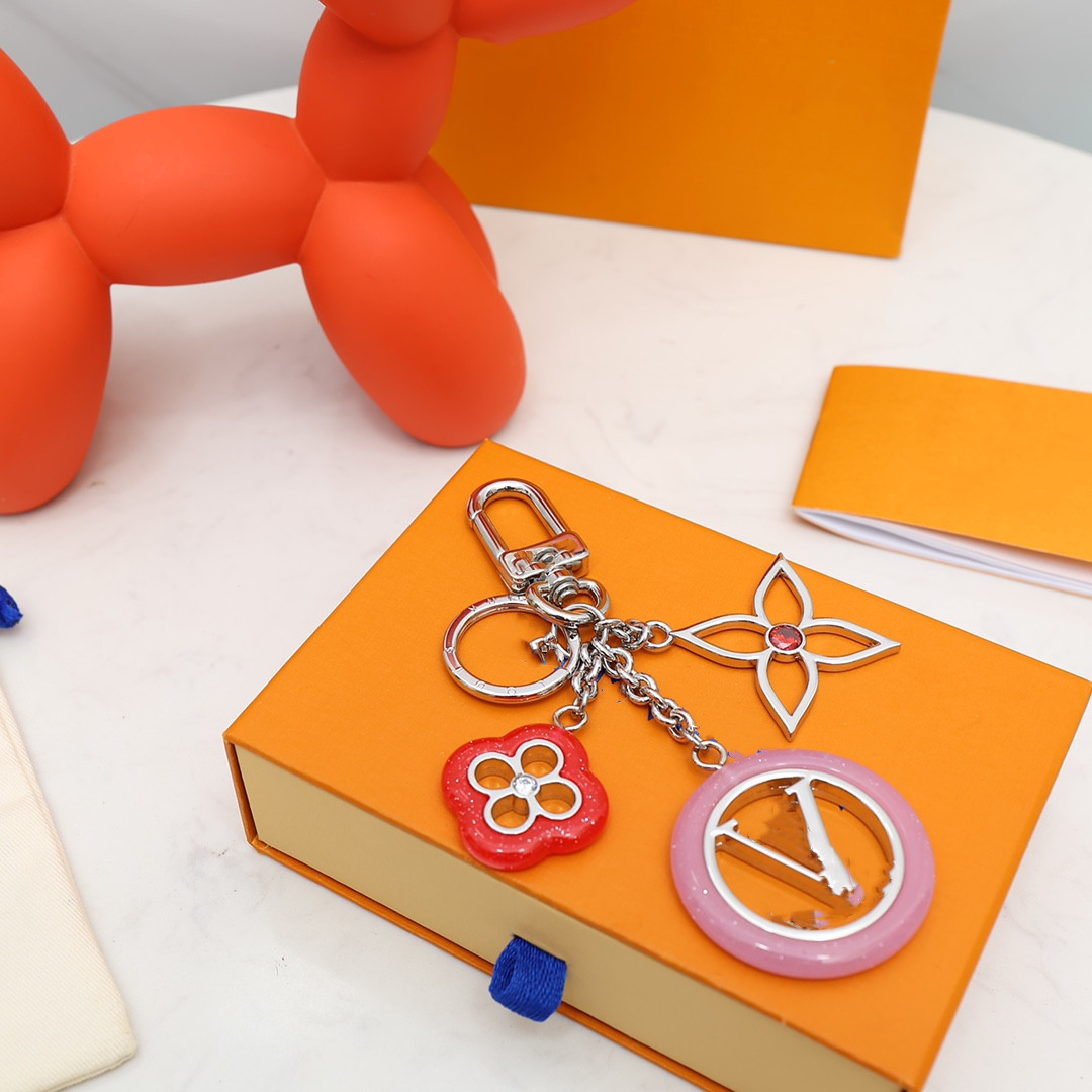 

Luxury brand, bag decoration with key chain, auspicious four-leaf clover pink circle flower women creative fashion brand net red car supplies