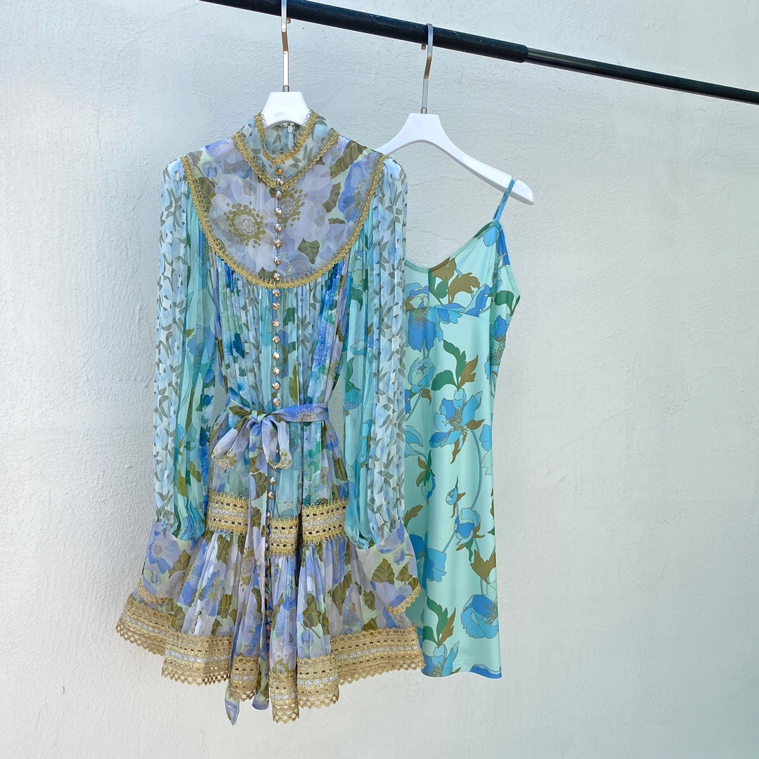 

The women's dress is made of light linen and silk, Multi