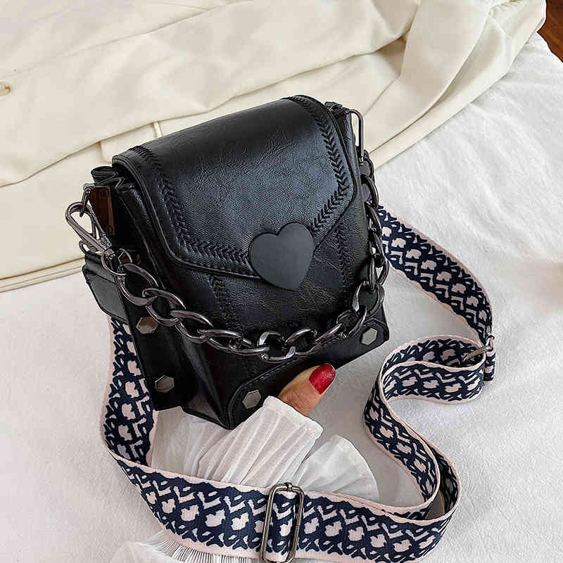 2022 New Fashion Women's Shoulder Retro Heart-Shaped Lock Studded Messenger Bag
