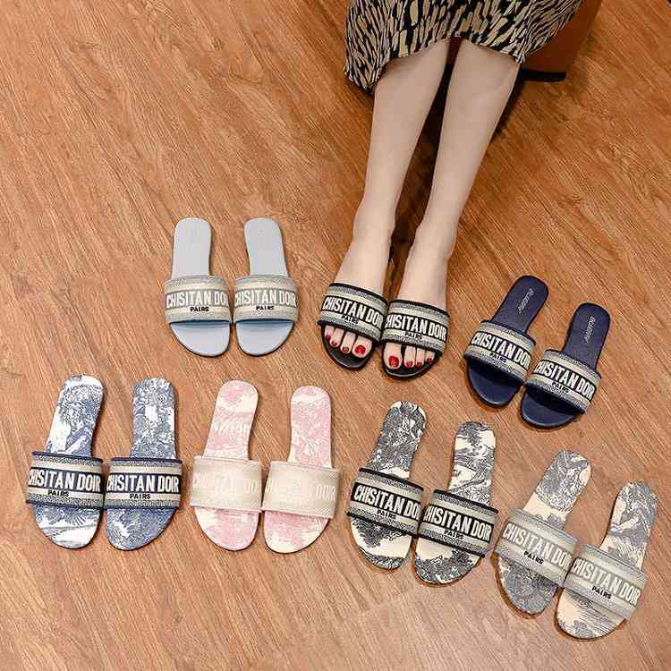 

Womens Designer Slippers Christians d Family's Flat 2022 Style Casual Dress Lettered Embroidery Sandals Thick Heel Large for Women, Black printing
