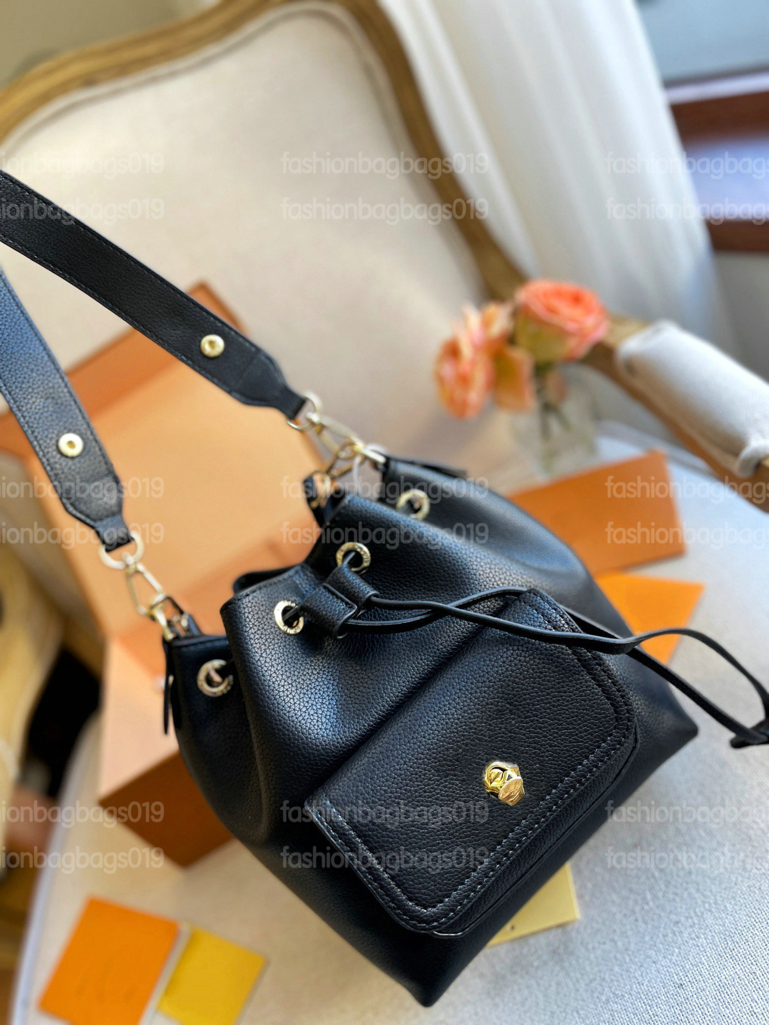 

Lockme Bucket bag M57689 Arizona Beige Crossbody Leather drawstring Women luxury designer bags versatility Toes, 01