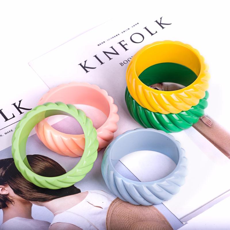 

Bangle Vintage Colorful Resin Acrylic Wide Cuff With Designer Charms Simple Ladies Bracelet For Women 2022 Fashion Jewelry