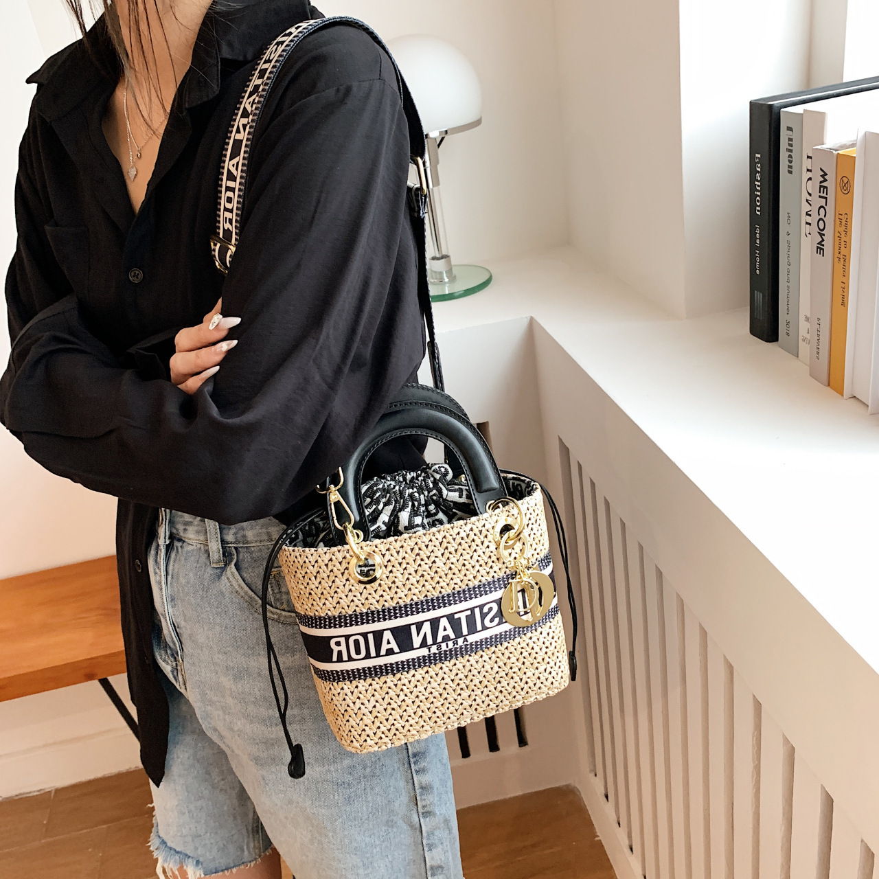 Nouveaux sacs de créateurs 2022 Lettre de style de vacances romantique de la mode Paille tissée 100 sangle transportant carré de marée du courant