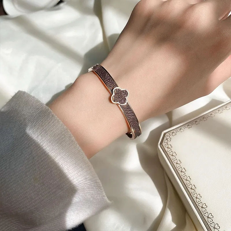 

Designer charm Jewelry Bangle Luxurys Bracelet women high quality bracelet celebrity temperament versatile jewelrys Bangles