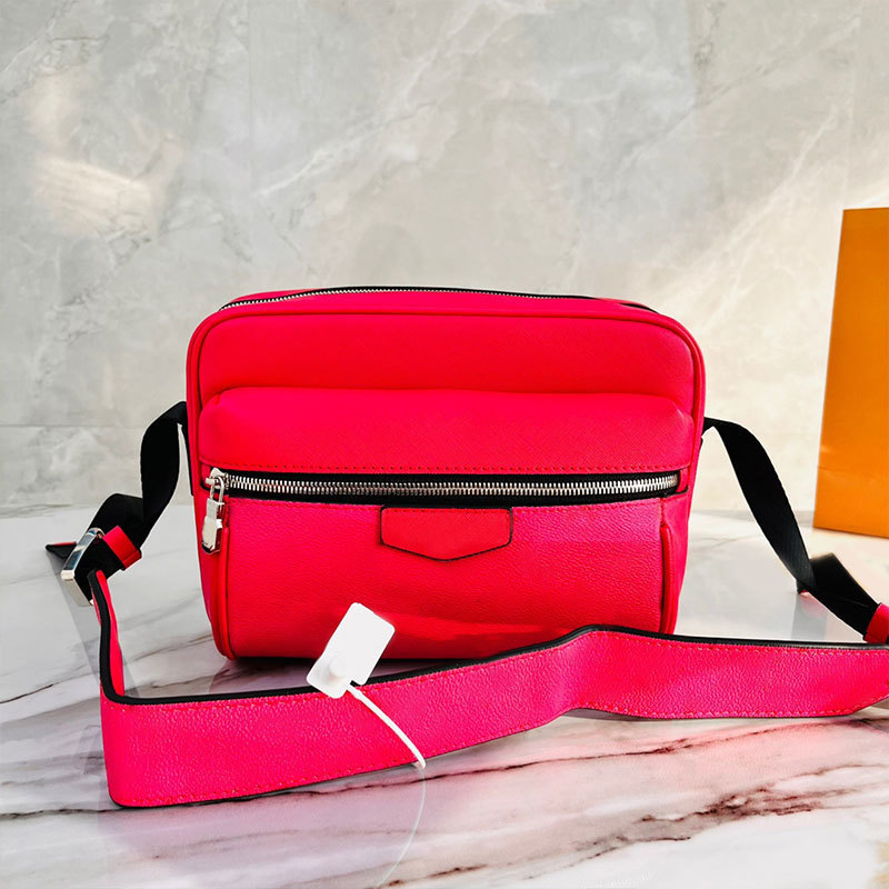 

Handbags Men Leather Outdoor Messenger Bags Luxury Shoulder Bag Designer Handbag Tote Man's camera bagss Bright colors sport 25cm handbag 7213, Red