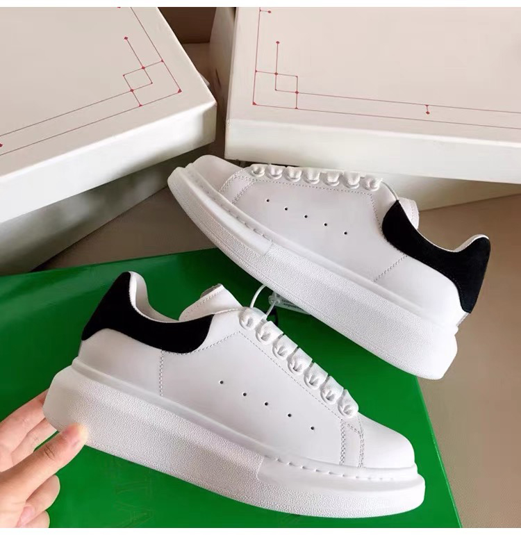 

2022 Top Quality Mens Womens Casual Shoes Leather Lace Up Platform Oversized Sole Sneakers White Black Luxury velvet suede Sneakers