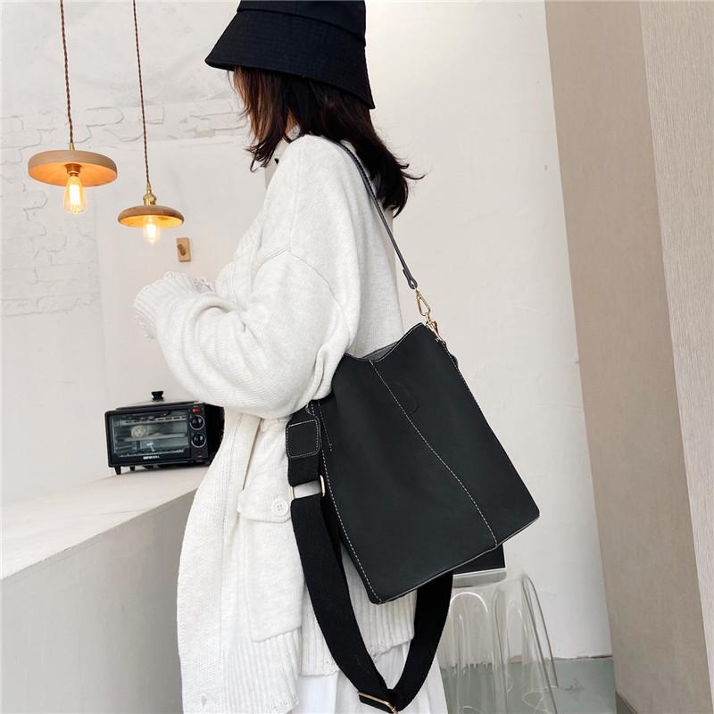 

Evening Bags 2022 Europe And The United States Simple Bucket Hand Bill Shoulder Frosted Fabric Retro European American Wind Bag, Beige