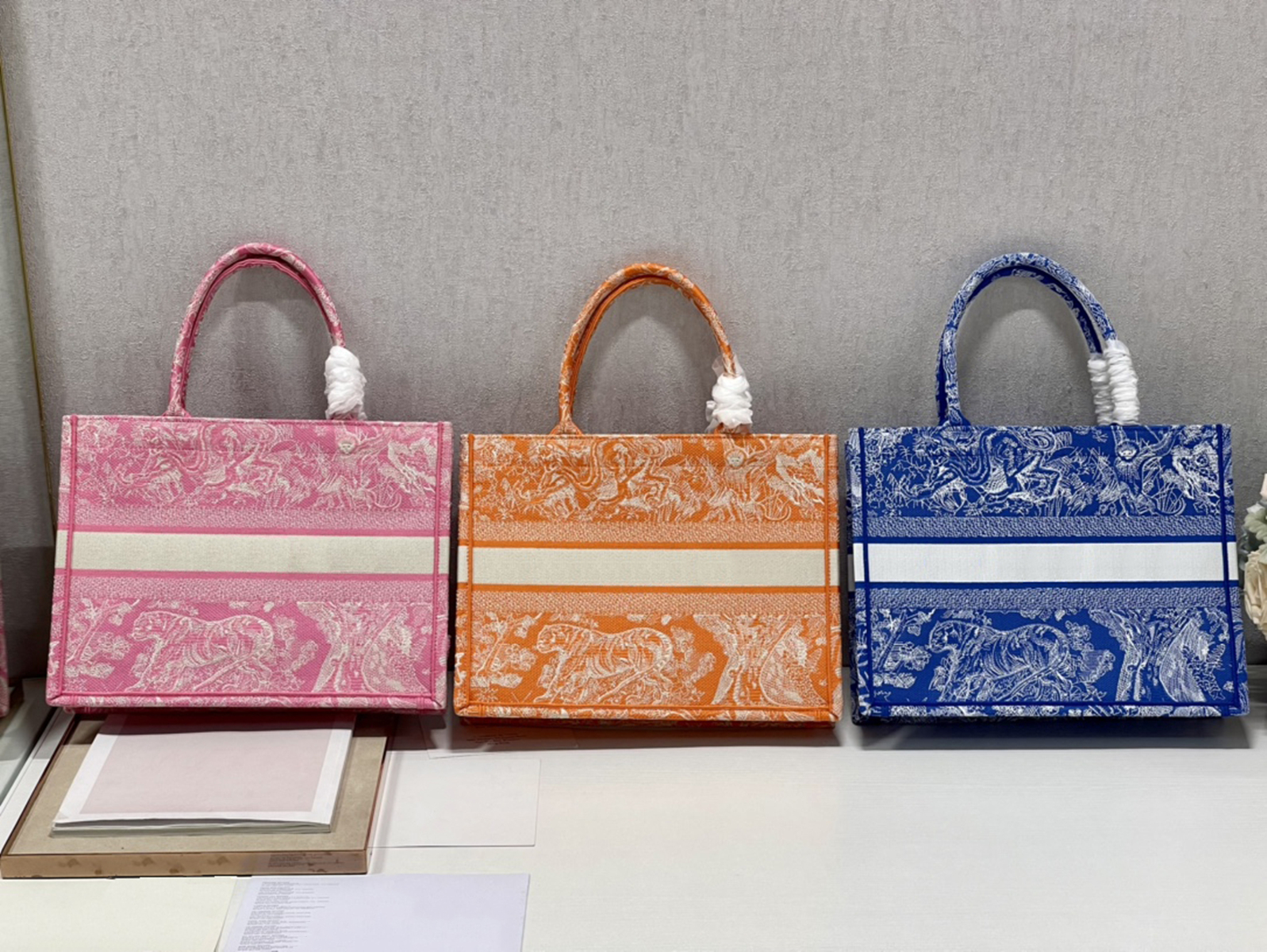 

Top Tier Quality Designer Bags Women Large Shopping Tote Classic Canvas Embroidery Purses Luxury Shoulder Bags Handbags Wallets Fashion Ladies Clutch Totes With SN, Contact us