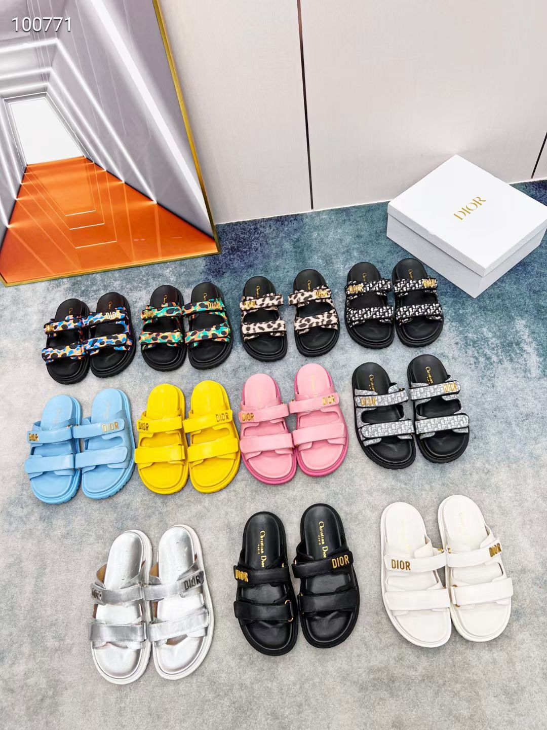 Designer Summer Beach pantoufles mode Mocassins Lazy plate-forme flops en cuir Lettres dame Cartoon Diapositives femmes chaussures Métal Dames Sa