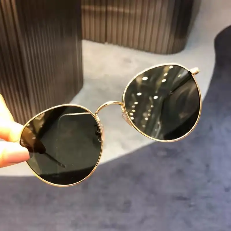 Hikaro Petites lunettes de soleil rondes Retro Tendy Shade Lunes Femmes Men Metal Frate UV Protection des lunettes pour lentille gris unisexe et