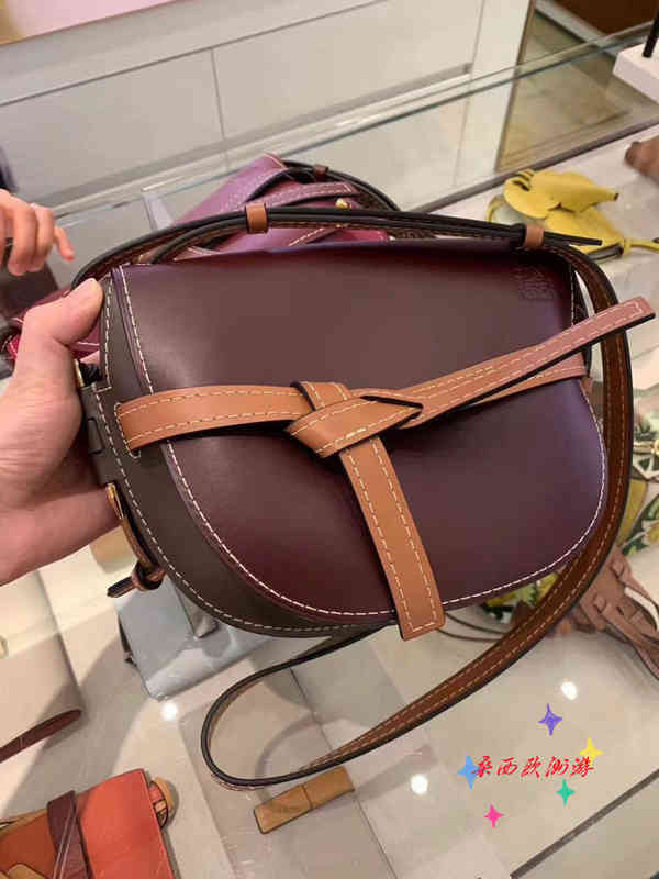 

Designer Handbags Loews Bags buys small soft cow leather gate single shoulder diagonal women's bag, Figure 1