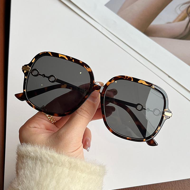 

Sunglasses Trendy Square Frame Sunglass Fashion Personalized Male Female Eyewear UV400 Designer Driving Travelling Shades For Ladies