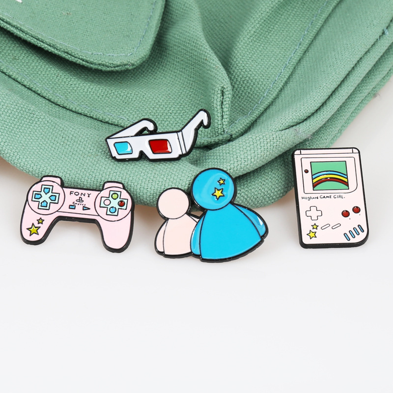 

Cartoon Girl Pink Game Machine Pad Brooch Cute Star Sunny Day Doll Glasses Bag Badges Ornaments Women Playing Games Backpack Jeans Clothes Pin Brooches