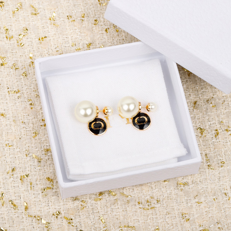 

Pearl Stud Earrings for Women Designer Earrings Ghost Face Fashion Style D Collection Accessories Wholesale