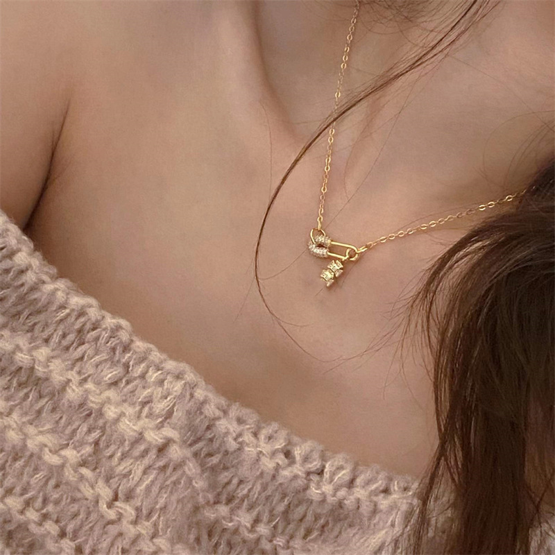 Western west Queen with the same wood star vivi pearl necklace pin Sweater chain European and American fashion brass plated clavicle women-image-784459947