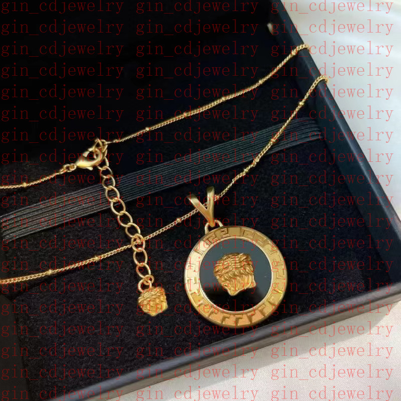

Fashion Designer Necklace V Letter Pendant Banshee Medusa Head 18K Gold Plated Womens VE7