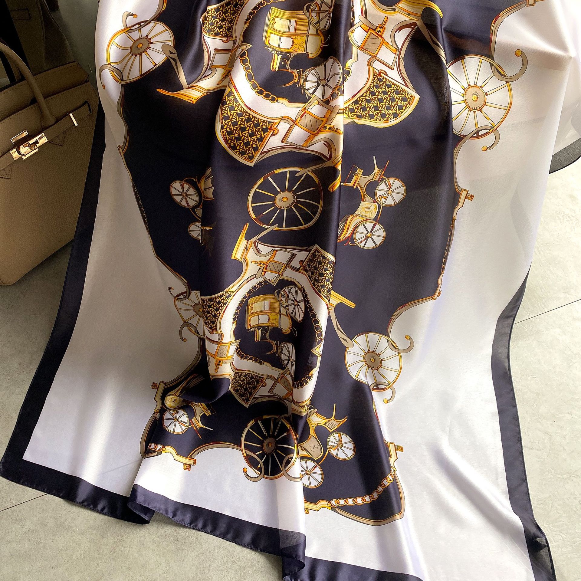 

2022 silk Scarf Designer Women Luxur Big Size scarve Woman Printed embroidery Shawls Winter Print Foulard Satin Square Head Scarves multi style 180x90cm