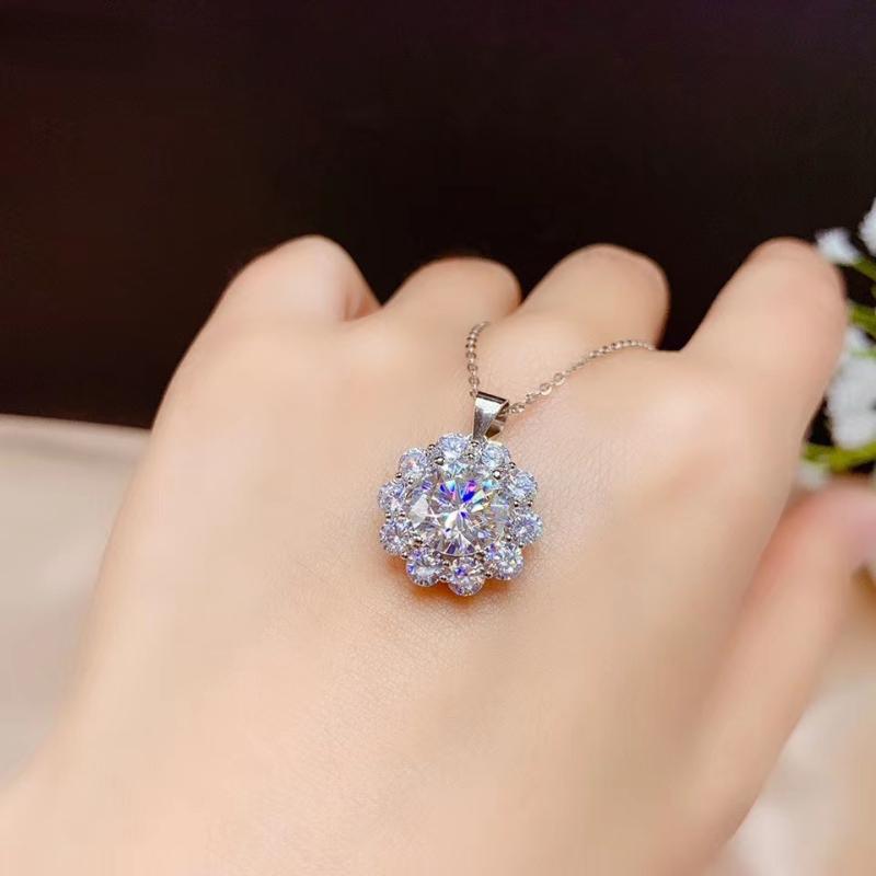 

Pendant Necklaces Moissanite Necklace Ladies 925 Sterling Silver Birthday Gift Year's Souvenir Luxury Jewelry DesignersPendant