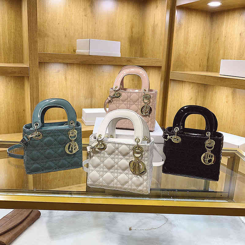 

Designer Handbags Patent Leather Princess Diana Bag Women's 2022 New Mini Versatile One Shoulder Messenger Bag High Sense Niche Fashion Handbag, Black
