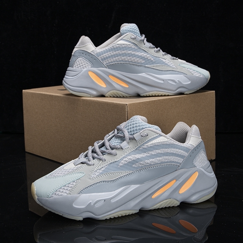

2022 High Quality Running Shoes Mesh Unisex Spring and Fall Breathable Fluorescence Lace Up Men Women Sneakers Zebra Reflection 700 V2
