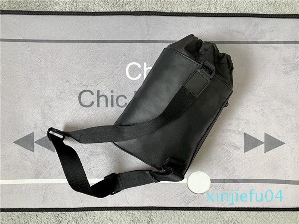 

L Luxurys Designers Bags Functional Design of one-shoulder bag self-climbing Rope sealing for easy access to wide shoulder straps DF25, Black