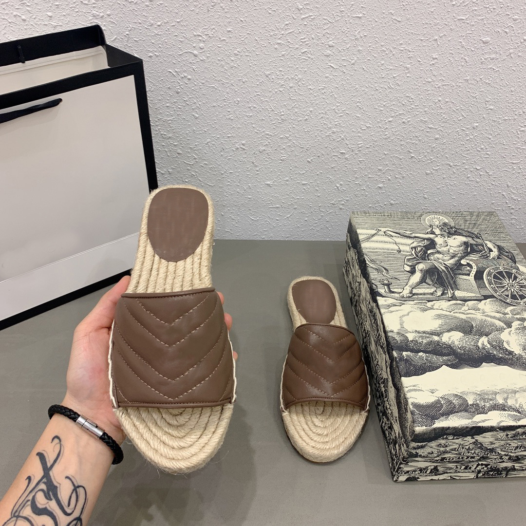 2022 Designer Sandales Femmes Chaussures extérieures en cuir Espadrille Sandale Luxury Slipper Platform Flat Tlides avec le double G Metal Beach