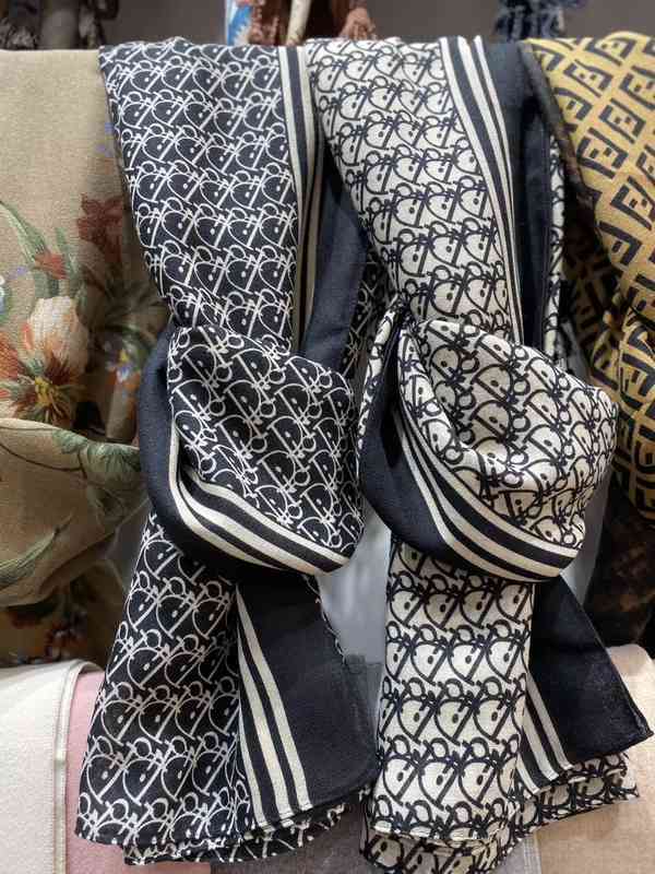 H66L KK South Korea dongdamen purchases d letter scarf on behalf of others temperament women's versatile long silk ins tide new autumn and