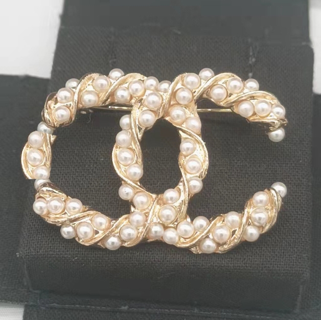 

Wholesale 20color Letters Brooches Brand Designer Pins Famous Double Letter Brooch Tassel Pearl Luxury Couples Individuality Rhinestone Suit Pin Jewelry