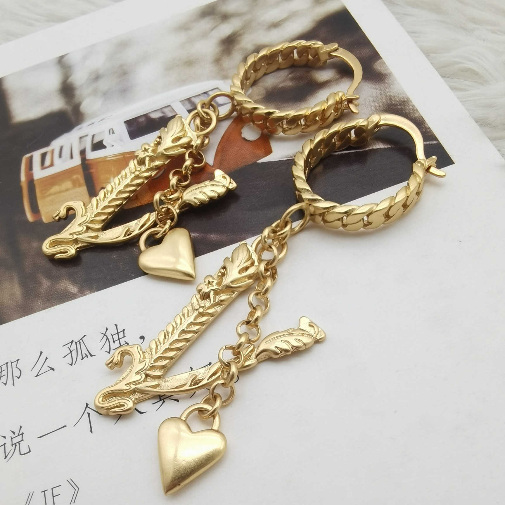 

Fashion Designer Earrings V Letter Banshee Medusa Head 18K Gold Plated Womens VE029