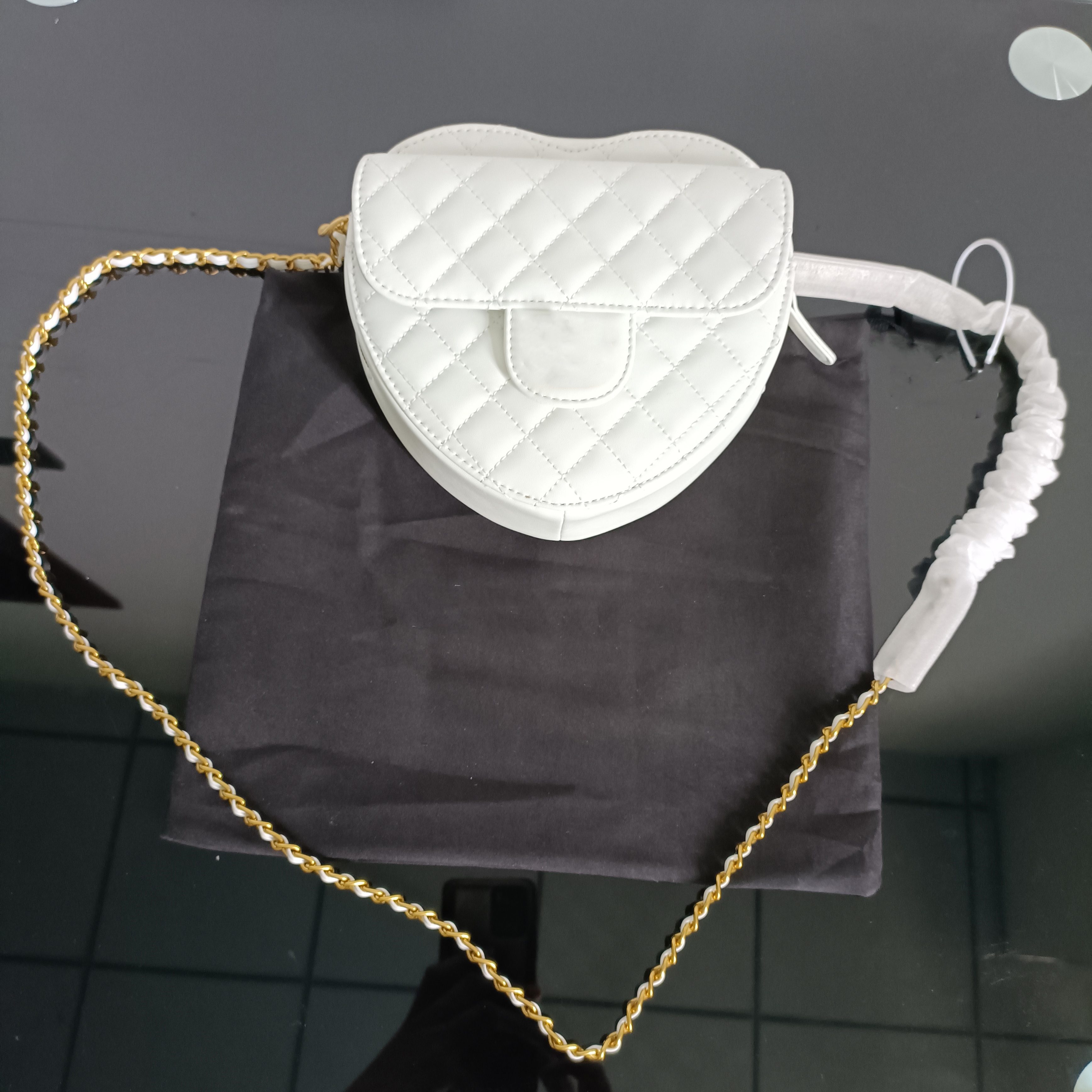 

2022 Classic Mini Heart Style Quilted Vanity Bags GHW Chain Crossbody Shoulder Purse Cosmetic Case Outdoor Sacoche Pink White Black Designer Handbags Sacoche L73, Extra freight