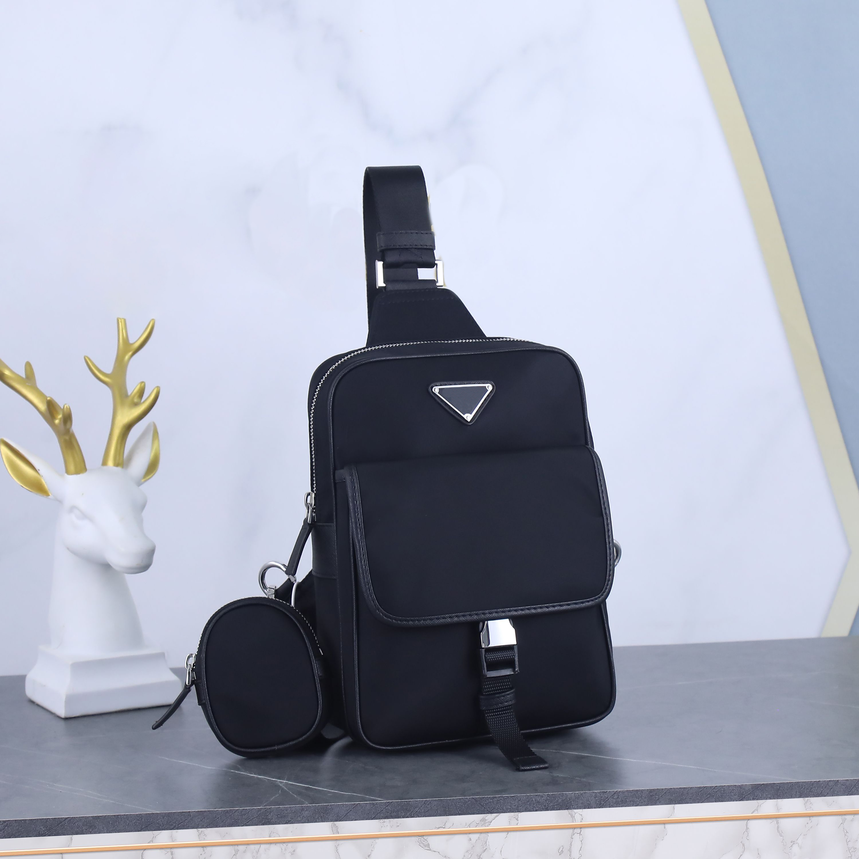 

P ad classic 2VZ shoulder Messenger bags 047 Simple light fashion body style is somewhere between backpack and shoulder bag, Black