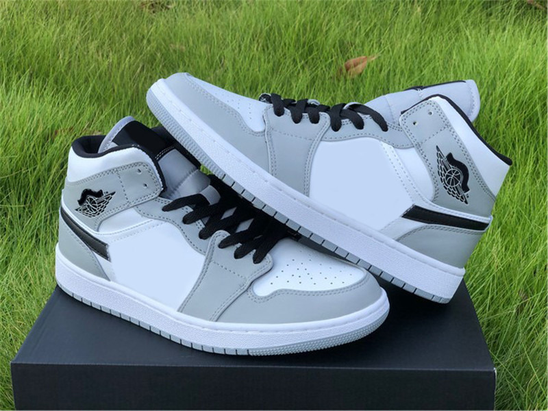 

2022 Authentic 1 Mid Light Smoke Grey Black White Basketball Shoes Men Women Melody Ehsani Fearless Maison Chateau Basketball Sneakers US 5-1