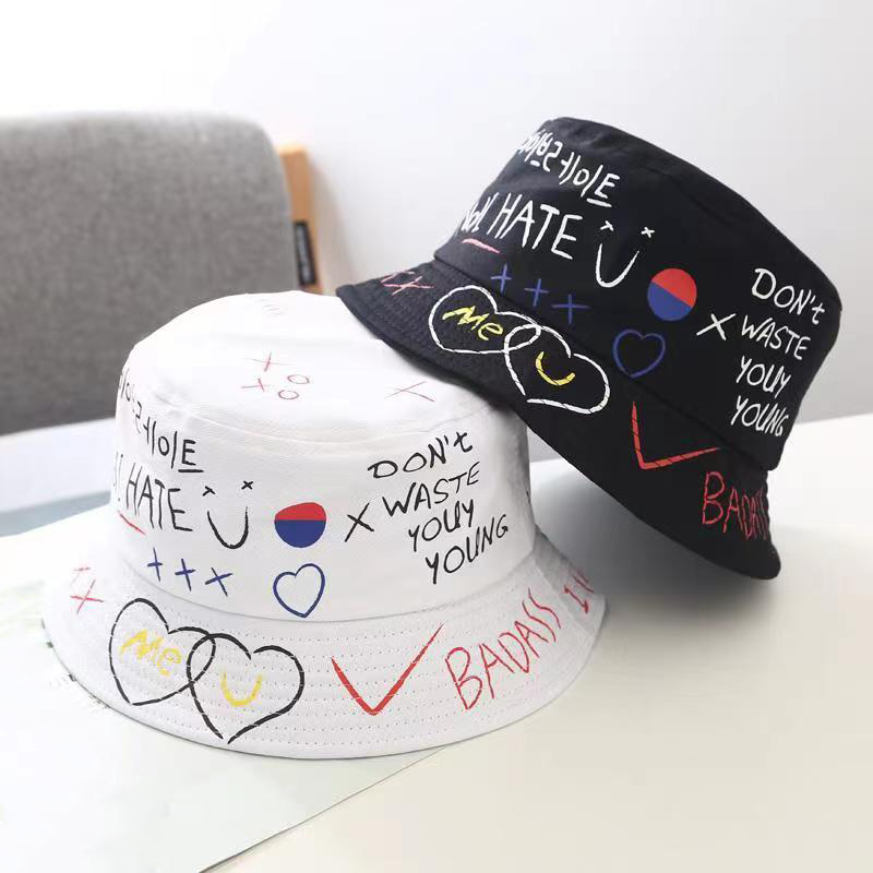 

Desingers bucket hats Luxurys Wide Brim Hats Solid Color crossover letter sunhats fashion trend travel buckethats temperament hundred Smiley hat very nice, White