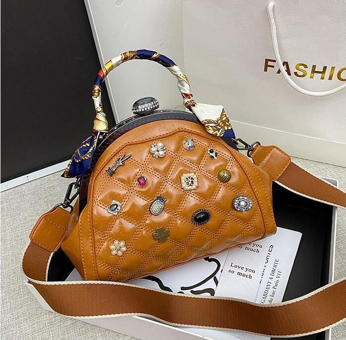 

Wholesale factory ladies leathers chain bag weight technology diamond handbag street fashion clip buckle women backpack patent leather sewing plaid bags 6 colors, Brown-6829