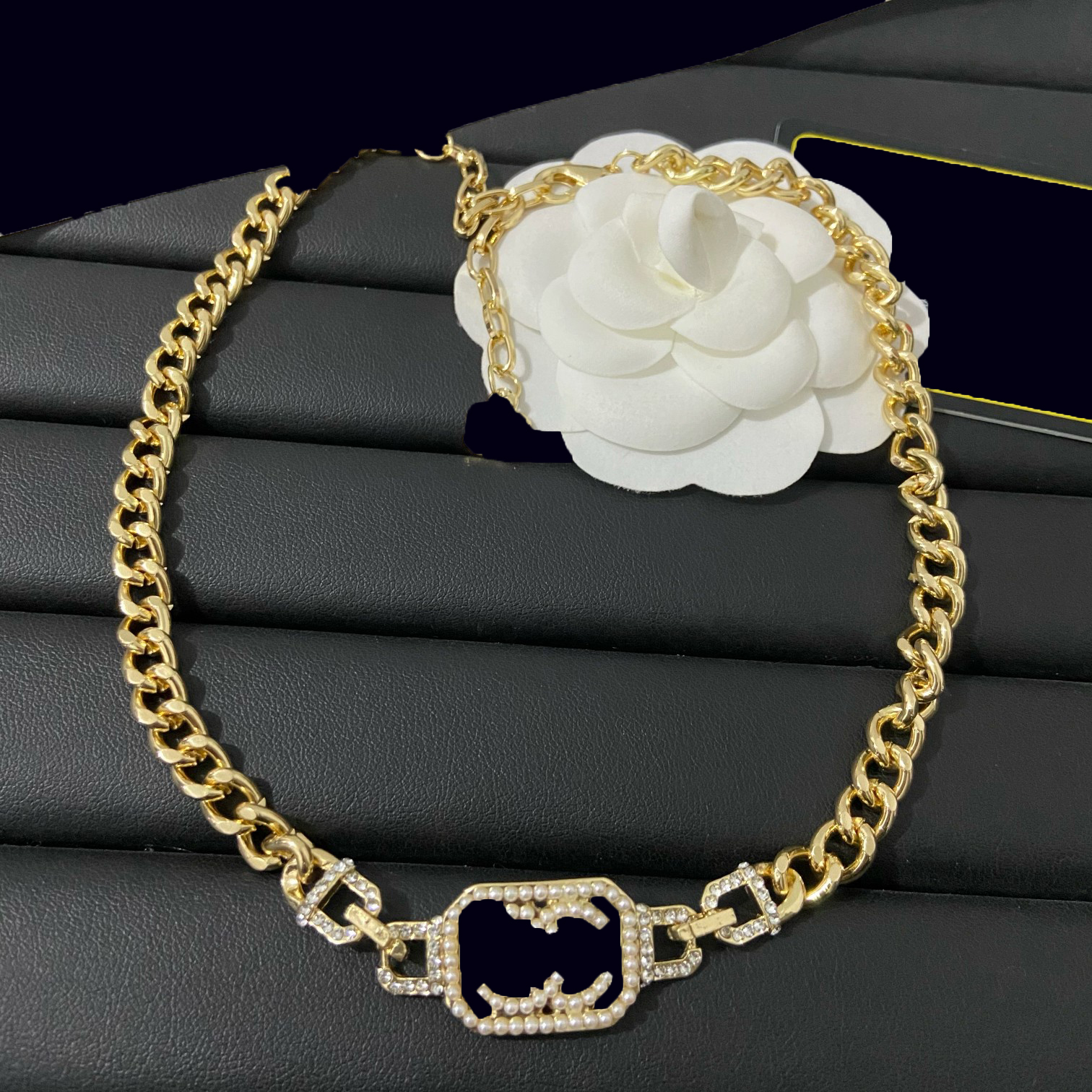 22SS 19STYLE 18K Gold plaquette Letter Collier Pendant Colliers de conception de marque de luxe Colliers Gold Cuir en cuir Perle Femmes Femmes Bi