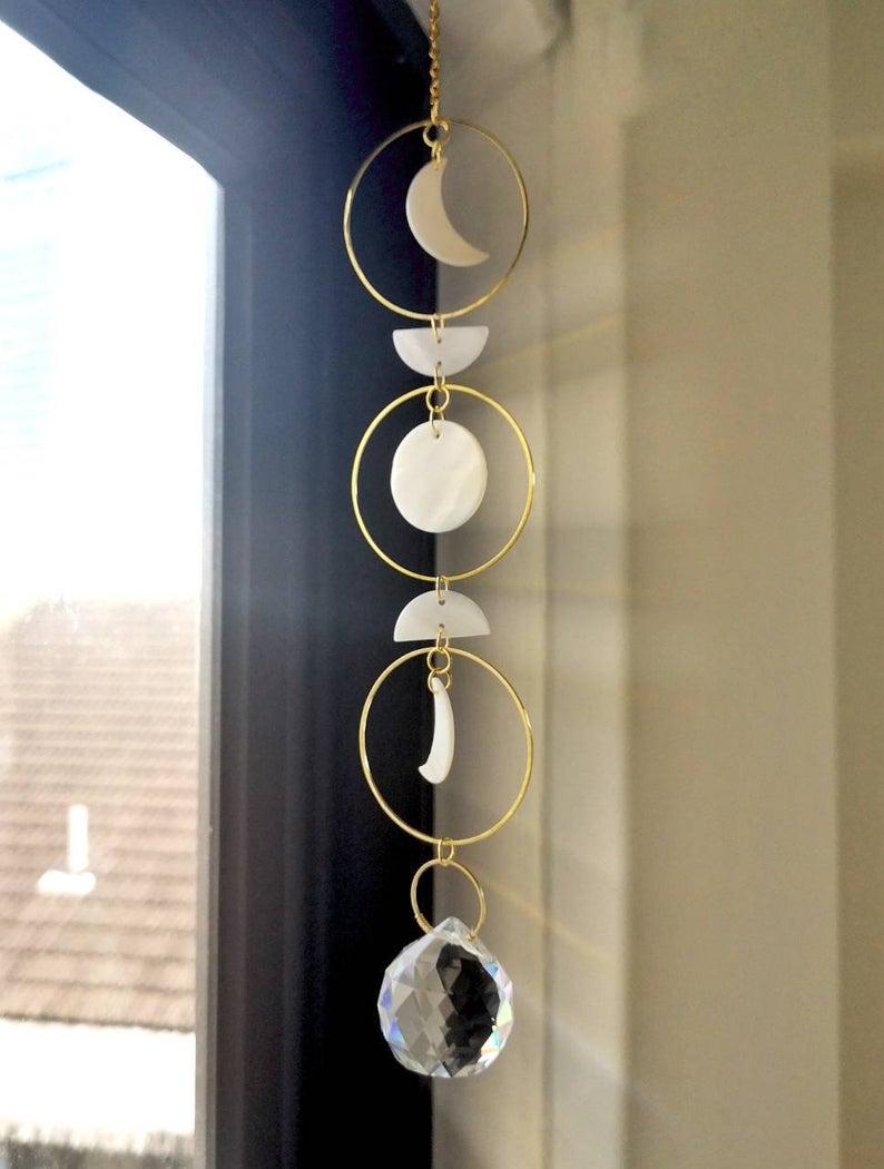 

Keychains Shell Moon Sun Catcher For Window Aura Crystal Hanging Prism Rainbow Maker Boho Witchy Room Decoration Suncatcher Home Decor