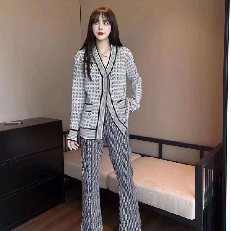 

Famous designer knits trend full of letters jacquard knitted cardigan sweater temperament V-neck Age reduction Tops, Nine points trousers