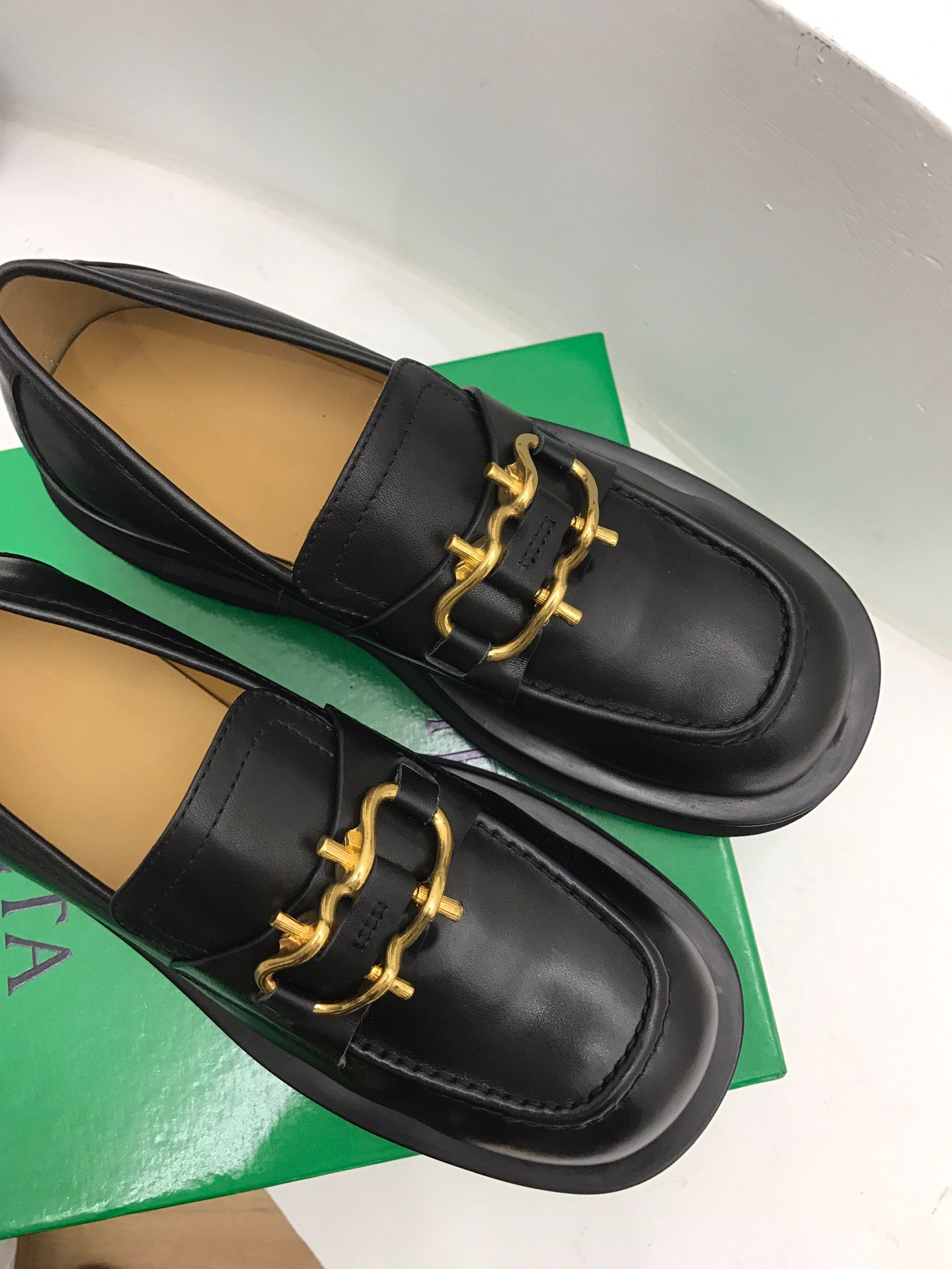 

Luxury designer women loafers platform flats shoes black calfskin leather Horsebit detail chunky lug sole smooth leathers round toe back bee embroider