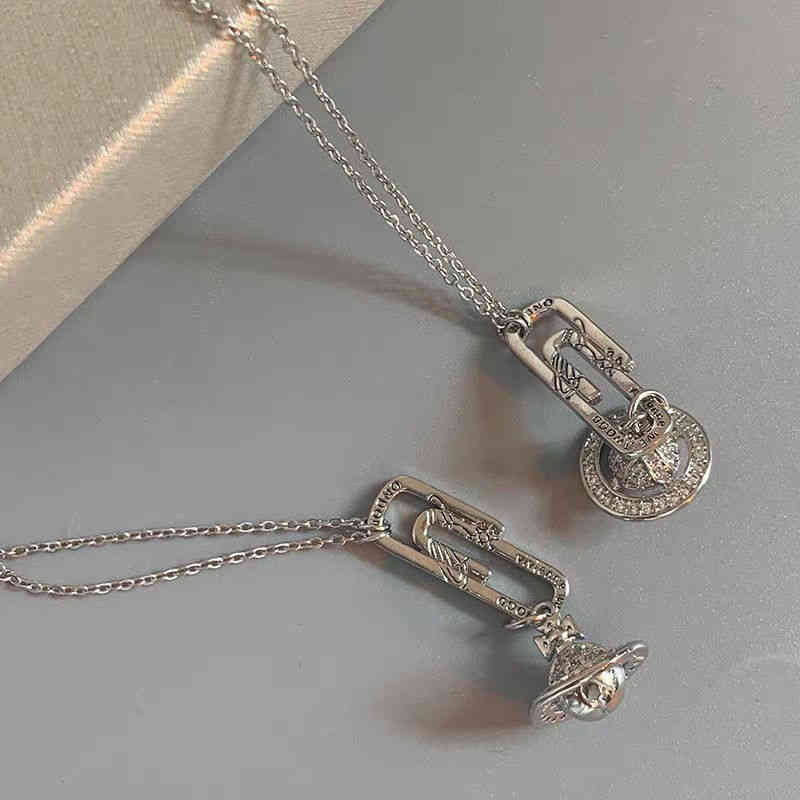 West Empress Dowager Planet Collier Small Design Soucoun Flying Paper Clip Pendante Chaîne de chaîne de clarbone simple Pull Luxe léger