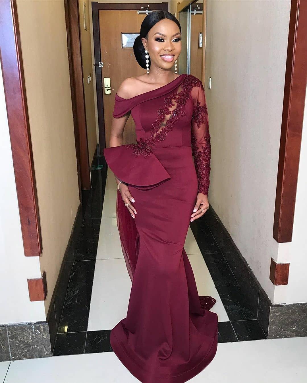 2022 Robes de demoiselle d'honneur sirène bordeaux rouge foncé deux styles différents robes de soirée d'invité de mariage sud-africaines robe de