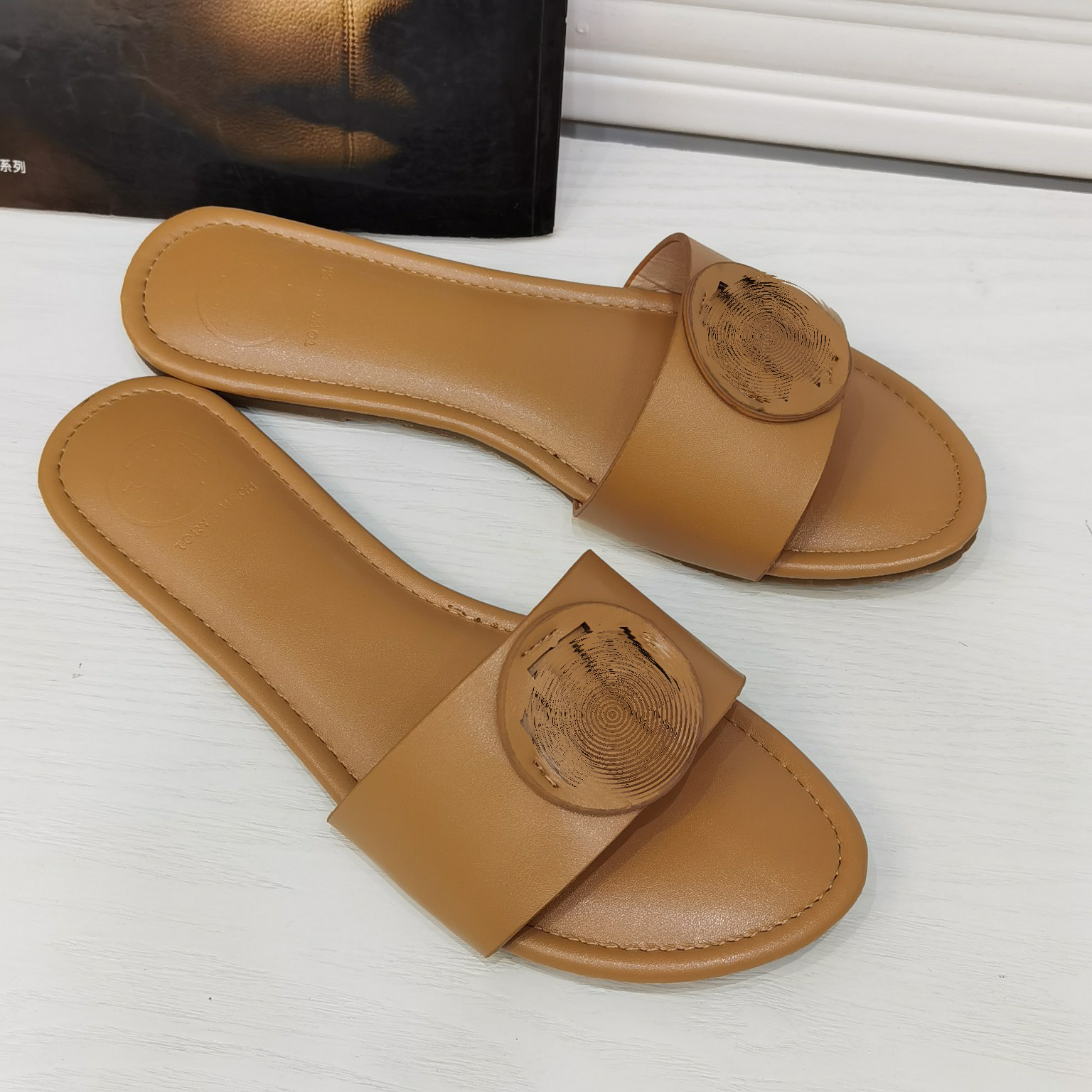 

PU Summer Women Leather Casual Flip Flops Flat Beach Shoes Flat TB Letters Slippers Luxurys Slippers Designers Sandals Ladies Classic Black Brown Breathable Scuffs, Price difference