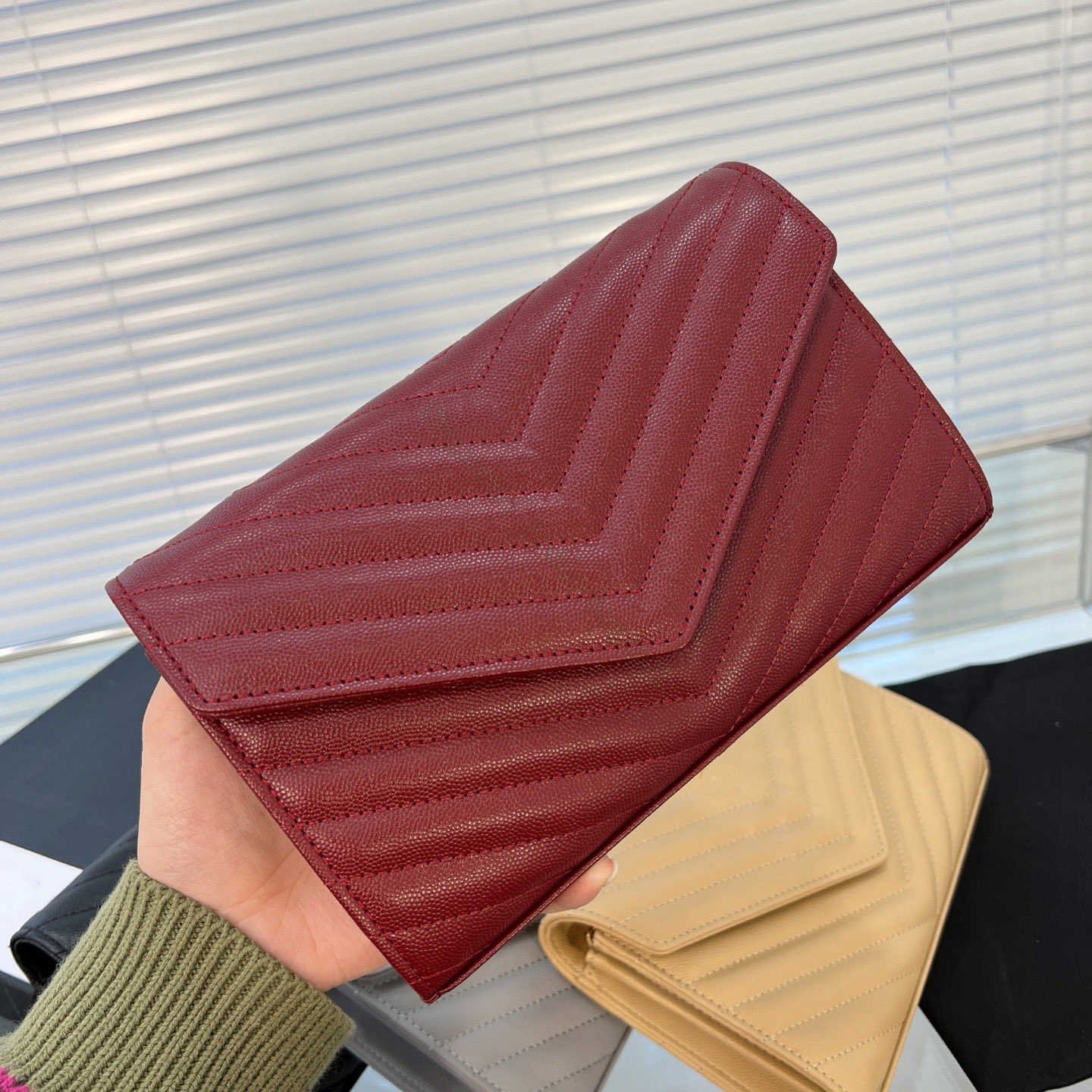 

Leather flap totes fashion letter Chain cross body Cluth letter wallets hot Hasp V Stripes lady Shoulder Top quality Inner Zipper card, Color q