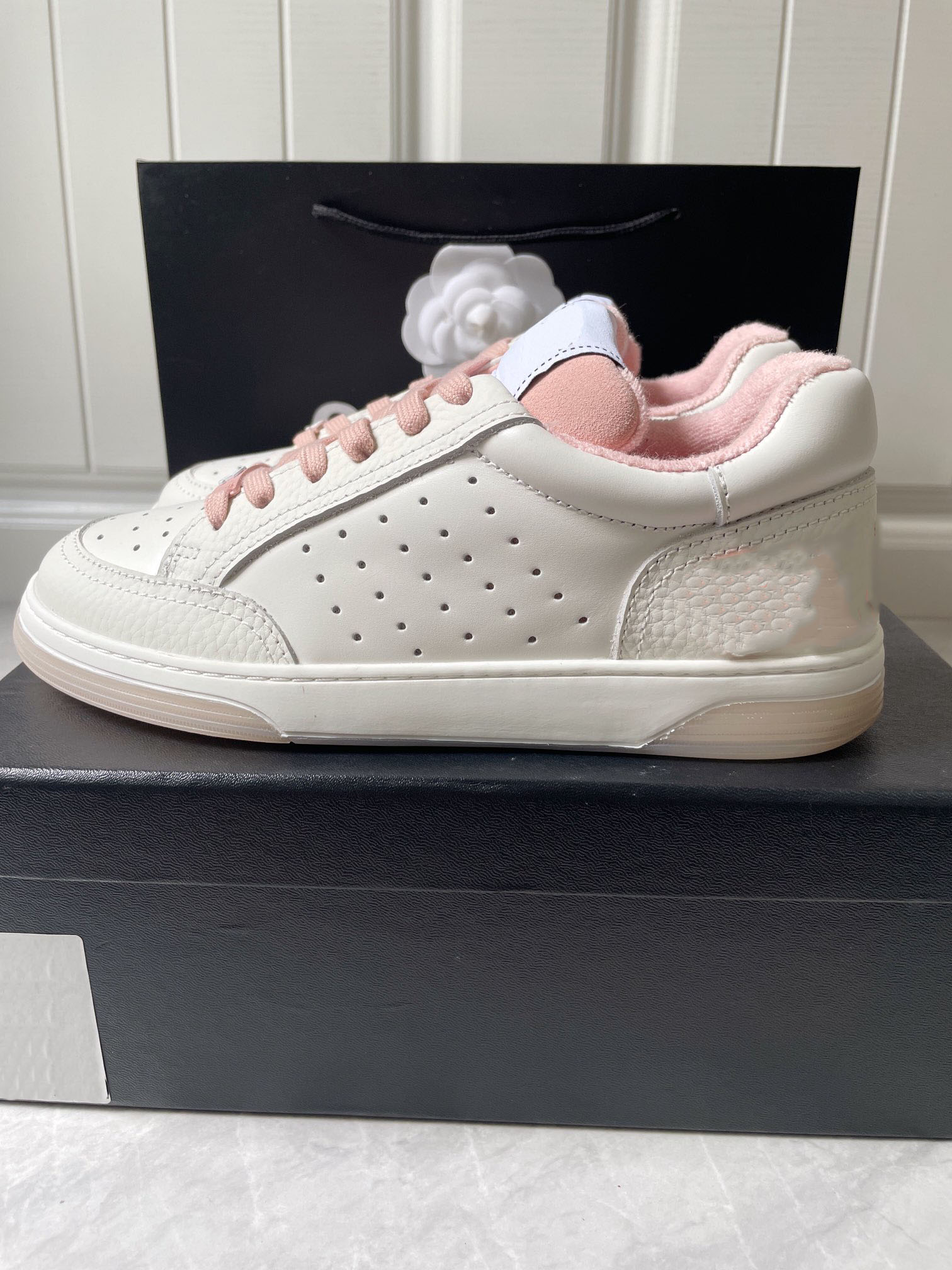 

Classic Women's Fashion Embroidered Shoes in Four Different Styles of Color, L2